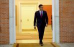 El presidente del Gobierno en funciones Pedro Sánchez sale para recibir a la selección española de baloncesto