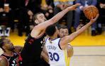 Marc Gasol intenta bloquear un tiro de Stephen Curry.