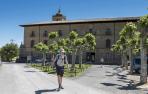 Un peregrino a su paso por el Monasterio de Irache, donde San Veremundo fue monje y abad.