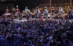 El concierto fue una celebración de la cultura y el folklore navarros. En la imagen, los gigantes de la Comparsa danzan al ritmo de La Pamplonesa.