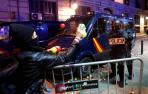 Manifestantes lanzan pelotas y pintan vehículos policiales en Barcelona