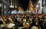 Manifestantes lanzan pelotas y pintan vehículos policiales en Barcelona