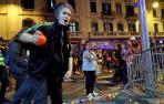 Manifestantes lanzan pelotas y pintan vehículos policiales en Barcelona