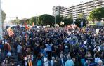 Independentistas bloquean el paso y acosan a invitados al acto del rey en Barcelona