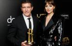 Antonio Banderas posa con Dakota Johnson tras recibir el premio al mejor actor en los Hollywood Film Awards
