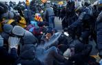 Francia empieza a desalojar a los independentistas que bloquean la frontera