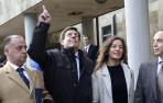 El padre de Diana Quer Juan Carlos Quer hace un gesto al cielo en referencia a su hija, junto a su equipo jurídico