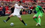 El centrocampista del Sevilla Jesús Navas y el defensor del Leganés Kévin Rodríguez disputan el balón