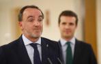 Esparza, tras la firma de su acuerdo con Pablo Casado, detrás de él.