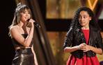 Foto de la artista Aitana interpretando  en  la Voz Kids su éxito 'Vas a quedarte' al lado de Aysha Bengoetxea.