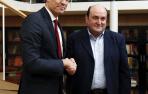 El secretario general del PSOE, Pedro Sánchez (i), se reúne con el presidente del PNV, Andoni Ortuzar.