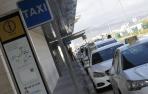 Taxis en la parada del aeropuerto de Noáin.