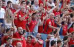 La afición de Osasuna festeja uno de los goles ante el F.C. Barcelona