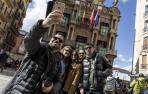 Unos turistas se hacen una foto delante del Ayuntamiento de Pamplona