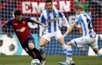 Rubén García (Osasuna) controla el balón, rodeado por Mikel Merino y Martin Odegaard (Real Sociedad).