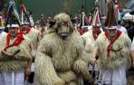 Magia y color en las calles de Ituren en el comienzo de los carnavales en Navarra