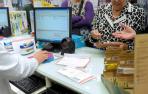 Dos pensionistas, retirando medicamentos este domingo en Pamplona