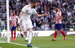 Benzema castiga a un Atlético lastrado