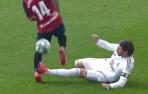 Sergio Ramos, con los tacos sobre Rubén García.