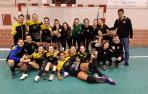 La plantilla del Lagunak, a la que ha vuelto como técnico Álvaro Pascual, celebrando el pasado sábado la victoria conseguida en la pista de El Pendo Camargo (19-26).