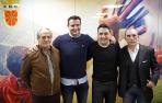 Jesús Corera y los directores deportivos César Palacios (Numancia), Braulio Vázquez (Osasuna) y Fran Garagarza (Eibar), antes de comenzar el coloquio en la sede de la Federación Navarra de Fútbol.