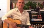 Eduardo Solano, con su guitarra.