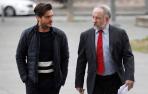 El expresidente de la Fundación Osasuna, Diego Maquírriain, conversa con su abogado a su llegada, el lunes, al Palacio de Justicia de Navarra.