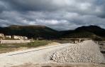 Vista de la presa aguas abajo, en el propio vaso del embalse de Itoiz.