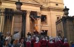El Cristo Alzado sale ya de la Catedral.