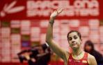La española Carolina Marín saluda tras perder ante la tailandesa Pornpawee Chochuwong, en la final del Barcelona Spain Masters de bádminton que se disputa en Barcelona.
