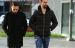 Jordi Figueras, a la derecha, entra al Palacio de Justicia acompañado por Xavi Torres en la última sesión del juicio.