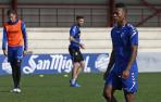 Pervis Estupiñán, con gesto reflexivo en la sesión de entrenamiento de este miércoles.
