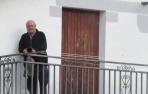 Pedro Jesús Baines, inmortalizado en una de las dos citas diarias en las que sale a su balcón.