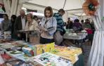 El público que visitó las carpas de los libreros en la avenida Carlos III de Pamplona volvió a ser familiar y fue abundante por la mañana.