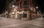 Triste imagen de la calle Estafeta y arranque de Tejería: desiertas y con las persianas de todos los bares cerradas por el virus.