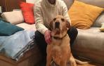 Bakaikoa, con su perra labradora, Donna, en su domicilio.