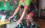 El triatleta de Villava Ander Noáin practica el ciclismo sobre el rodillo en su habitación.