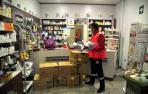 Pedro Arzoz recoge lo medicamentos que repartirá Cruz Roja en una farmacia de Tafalla.