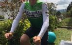 MANILLAR ADAPTADO. Julen Amézqueta se entrena con el manillar modificado para no forzar la espalda.