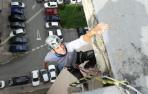 Iker Madoz Campistegui, este viernes tras acabar de trabajar en una de las fachadas de la avenida del Ejército en Pamplona.