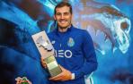 Iker Casillas posa con el trofeo de mejor portero en Portugal.