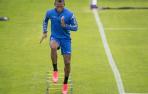 Pervis Estupiñán hace un ejercicio de 'skipping' en el entrenamiento de este viernes en Tajonar.