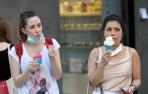 Dos jóvenes comen helado esta pasada semana en Pamplona.