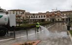 Un operario realiza labores de limpieza en el exterior de la Casa de la Misericordia de Pamplona.