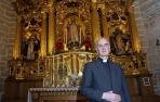 Carlos Ayerra Sola, deán de la catedral, junto al retablo de San Fermín que se ubica en la girola de la seo, al lado de la sacristía.