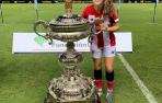 Maite Oroz Areta, junto al Trofeo Carranza que ganó con el Athletic.