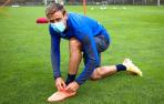 Nacho Monreal se ajusta las botas antes de comenzar un entrenamiento en Zubieta.