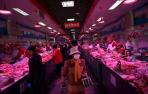 Un nuevo brote en el principal mercado de Pekín dispara las alarmas en China