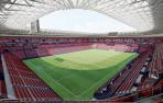 ASÍ SERÁ POR DENTRO. Todas las butacas serán rojas y letras de CA Osasuna en azul. En Sur, Lateral y Gol se unifica la grada por abajo para darle continuidad, sin pasillos. Los espectadores accederán ahí subiendo hasta las bocanas por las que actualmente se entra a la tribuna y bajando después por la grada hasta ocupar sus localidades. En esas zonas, el estadio crece en altura por encima de la actual tribuna con una línea de boxes intermedia, como se aprecia en la imagen. Preferencia se queda como está. Es el render definitivo (imagen digital que se crea a partir de un modelo o escenario 3D).