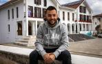 Dani Saldise, este martes por la mañana, con la fachada del Ayuntamiento de Irurtzun a sus espaldas. Además del Xota, también deja el pueblo que le ha visto crecer.